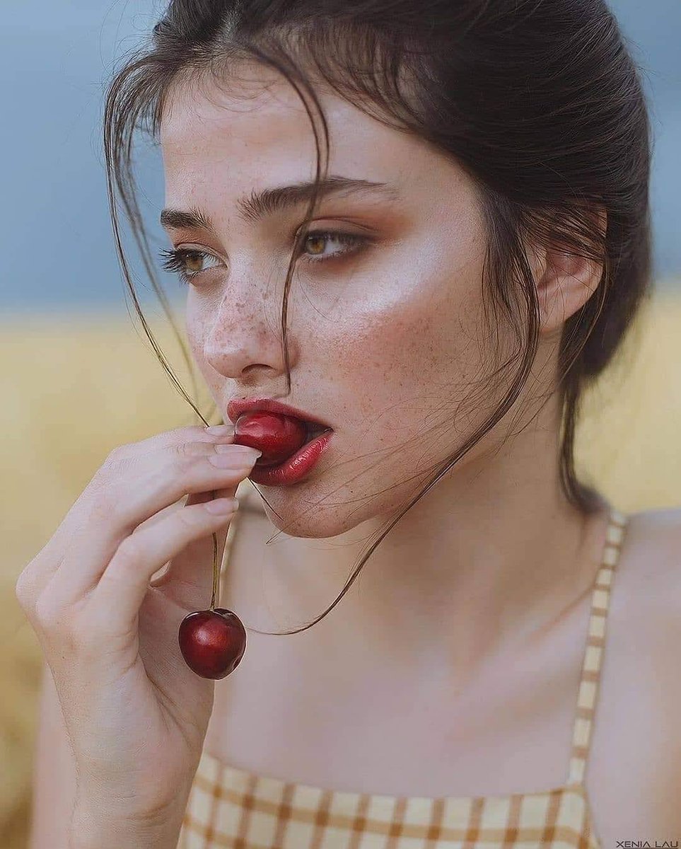 Se alguém me perguntar onde moro, direi:

No brilho dos teus olhos…
No sabor dos teus beijos…
No calor do teu corpo…
No arrepiar da tua pele…🌹🎩