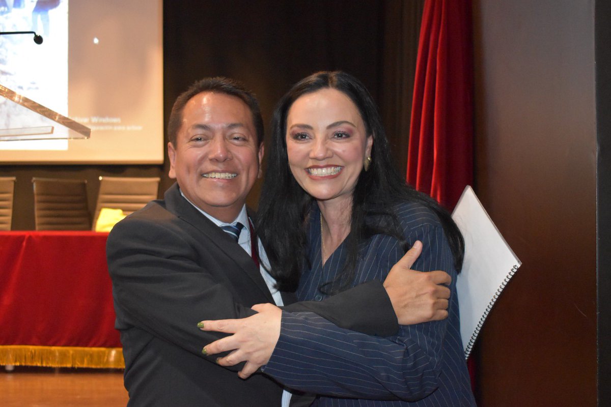 Un gusto coincidir con Javier Favela, recipiendario de la presea al mérito periodístico otorgada por la Asociación Michoacana de Periodistas A.C. (AMIPAC). Mi reconocimiento para tod@s l@s comunicadores que, con compromiso y valentía, informan a la sociedad.#hacerlobien