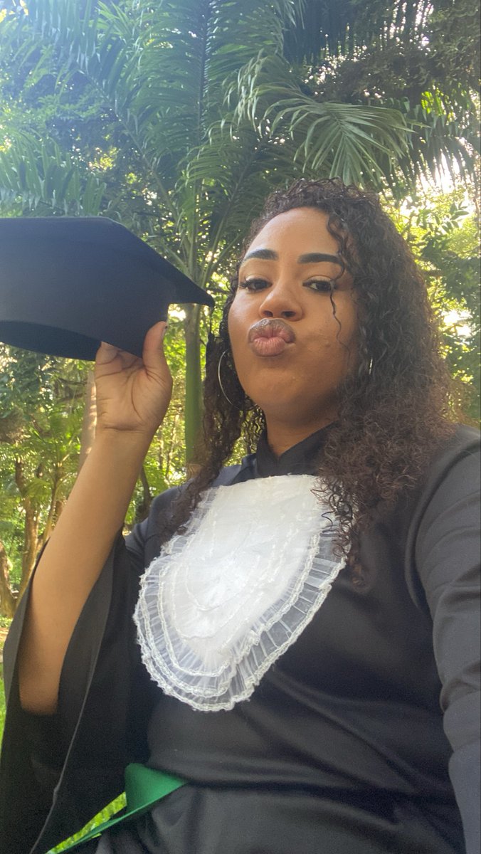 Rayana20102891's tweet photo. Essa eu fiz pra minha mãe se orgulhar 🎶👩🏽‍🎓🩺🤍✨
Olha daí mãeeeee eu consegui🖤🥀 https://t.co/EBcebBW0BA