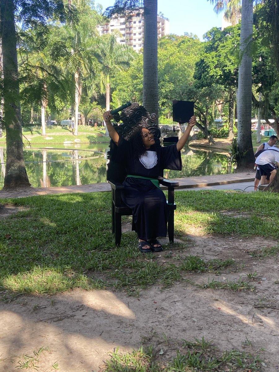 Rayana20102891's tweet photo. Essa eu fiz pra minha mãe se orgulhar 🎶👩🏽‍🎓🩺🤍✨
Olha daí mãeeeee eu consegui🖤🥀 https://t.co/EBcebBW0BA