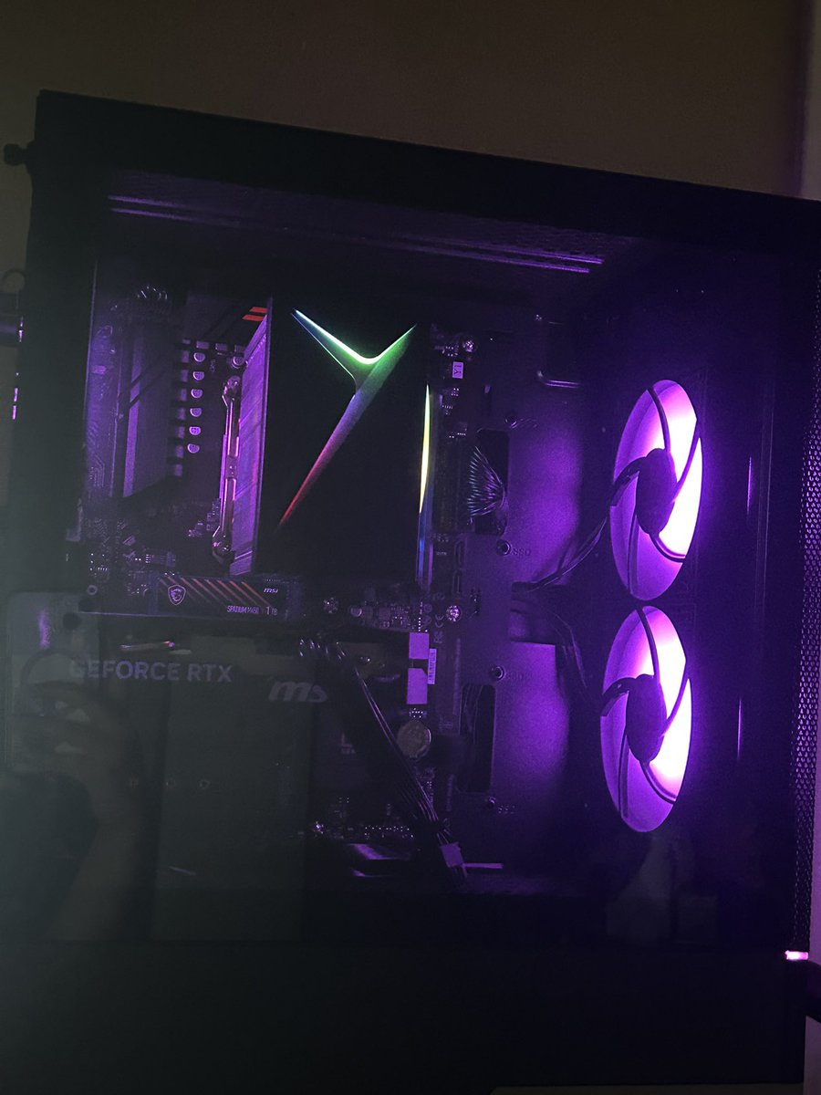 GUESS WHO GOT A PC!!! 😛

I WANNA THANK MURB MY GOAT THE LEGEND SHES SO AMAZING FOR BUYING ME A BRAND NEW PC 🥹