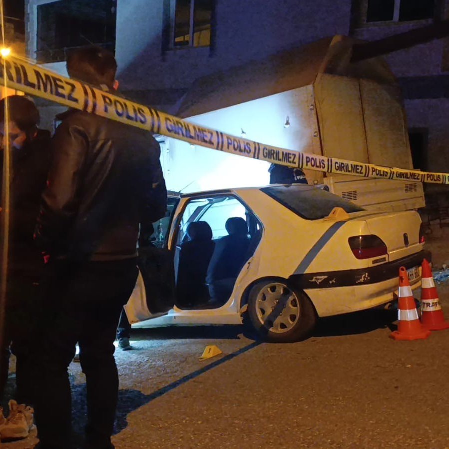 Kahramanmaraş'ta boşandığı eşinden çocuğunu almaya giden bir adam, eski eşinin birlikte yaşadığı adam tarafından tabancayla vurularak ağır yaralandı.