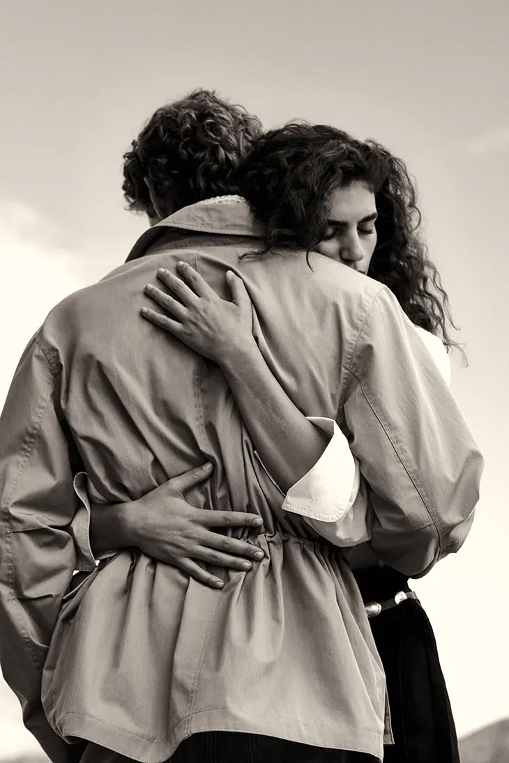 AlmarDeLuna's tweet photo. Solo quiero, por un instante,
sentir tu abrazo,
acariciar tu olor,
calentarme con la tibieza de tu piel
y tu respiración.

Dame tan solo un instante
que pueda vivirte para siempre, amor.

Destruye esta distancia,
traspasa los límites de esta realidad
que no nos permite ser
y solo envuélveme en tus brazos.