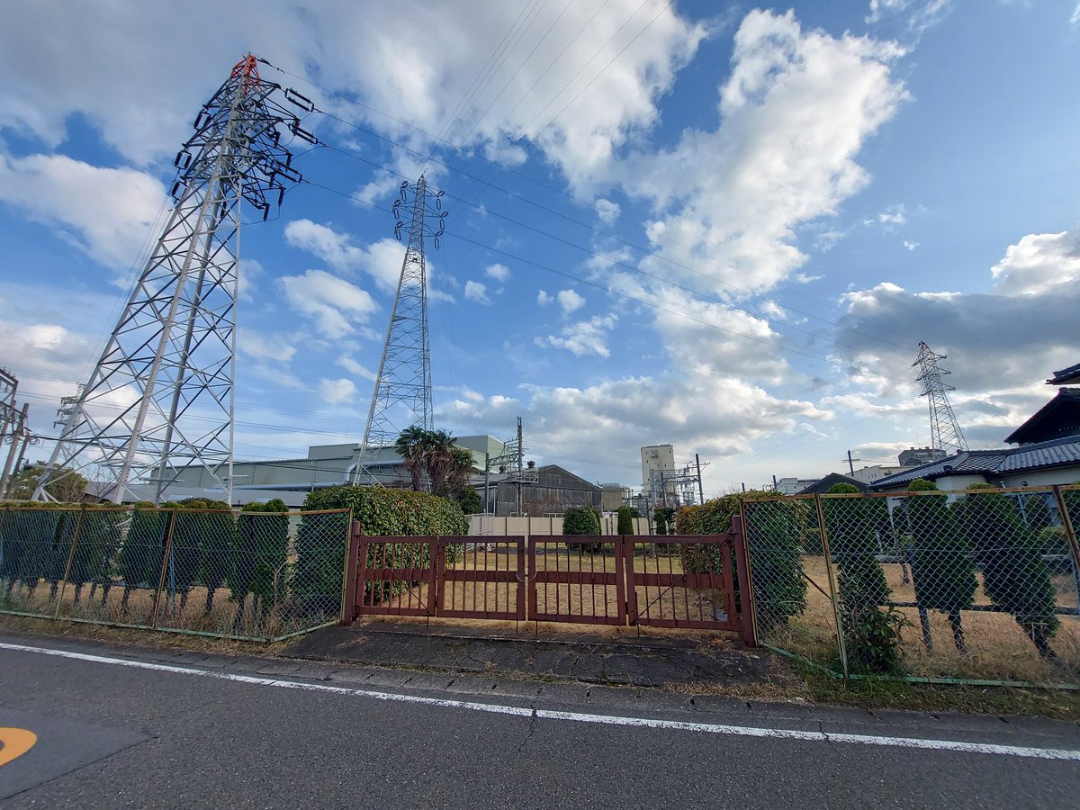 i_like777's tweet photo. 旅先で見つけた引き込み
ガントリーにはケーブルヘッドが４つあるうちの１つだけリード線が繋がり運転中でした
地中のケーブルルートは民地を経由しているのか、全くわかりませんでした
次回来たら探ってみたいですね https://t.co/0jHpt2fVvP