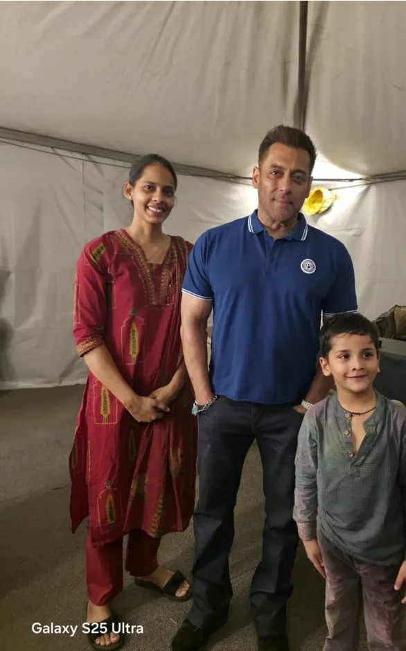 andi_atie's tweet photo. Wow 😲😳 Salman Khan on the Galwan set – clean-shaven and glowing! Hard to believe he's 60, still looks sharper than anyone half his age  #ForeverYoung 
#SalmanMagic https://t.co/707iqSMmit