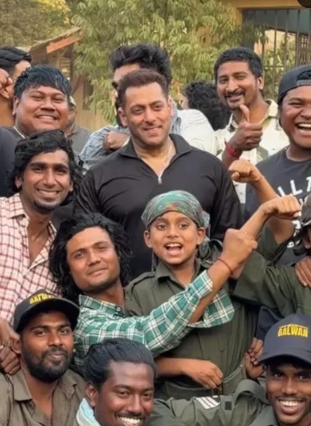 andi_atie's tweet photo. Wow 😲😳 Salman Khan on the Galwan set – clean-shaven and glowing! Hard to believe he's 60, still looks sharper than anyone half his age  #ForeverYoung 
#SalmanMagic https://t.co/707iqSMmit