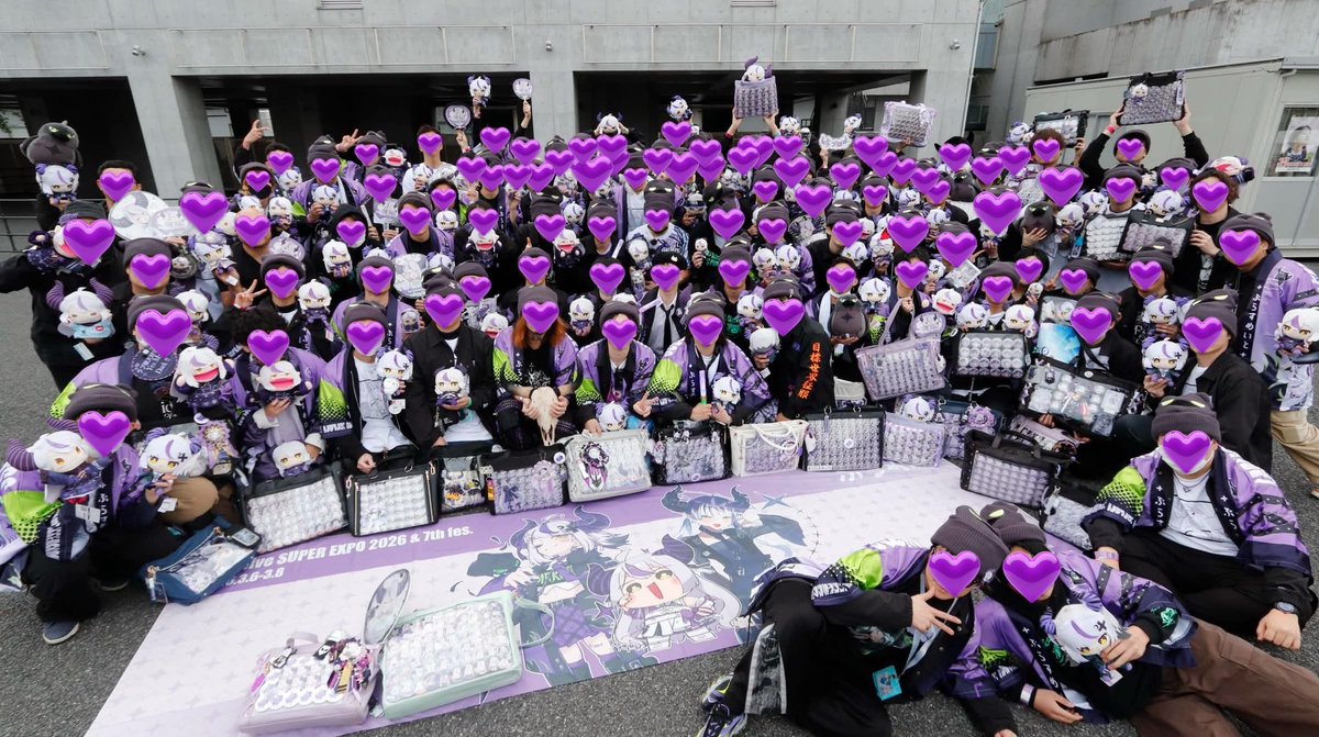 purame2525's tweet photo. こちらの集合写真、運営として参加させて頂きました！！たくさんのぷらすめいとが集まってくれてめちゃくちゃ楽しかった‼️
やっぱカラスの覆面被ると不審者すぎるw
#laplus_great
#ラプ様エゴサして
#hololiveEXPOfes2026_DAY2 https://t.co/v02l8p36Ev