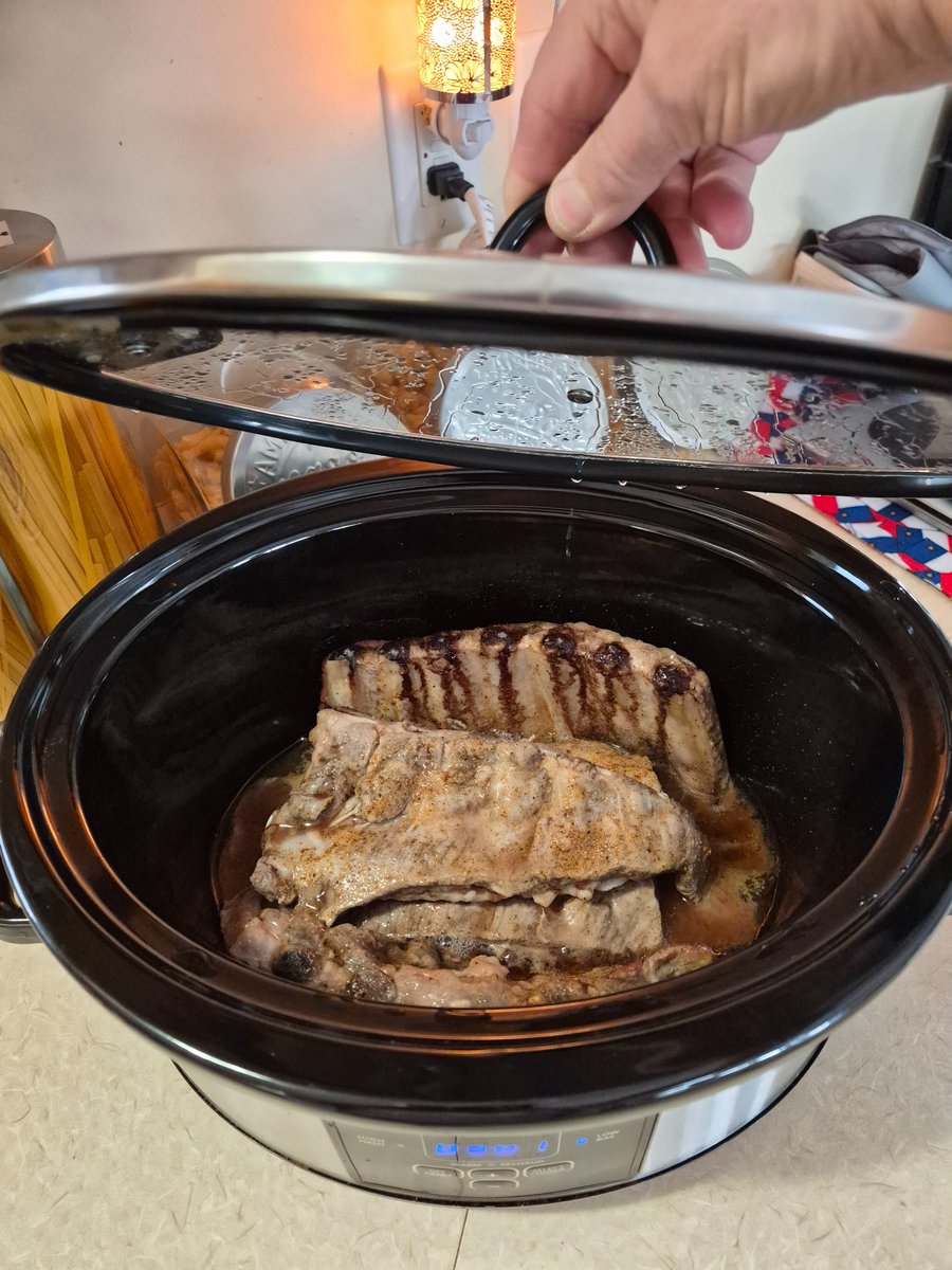 fraser_moe49528's tweet photo. It was a slowcooker kinda day 😉 😋 we also have an outdoor pool 🤣
#Ribs #GoHabsG cheers 🍻 https://t.co/2TBgDrne7b