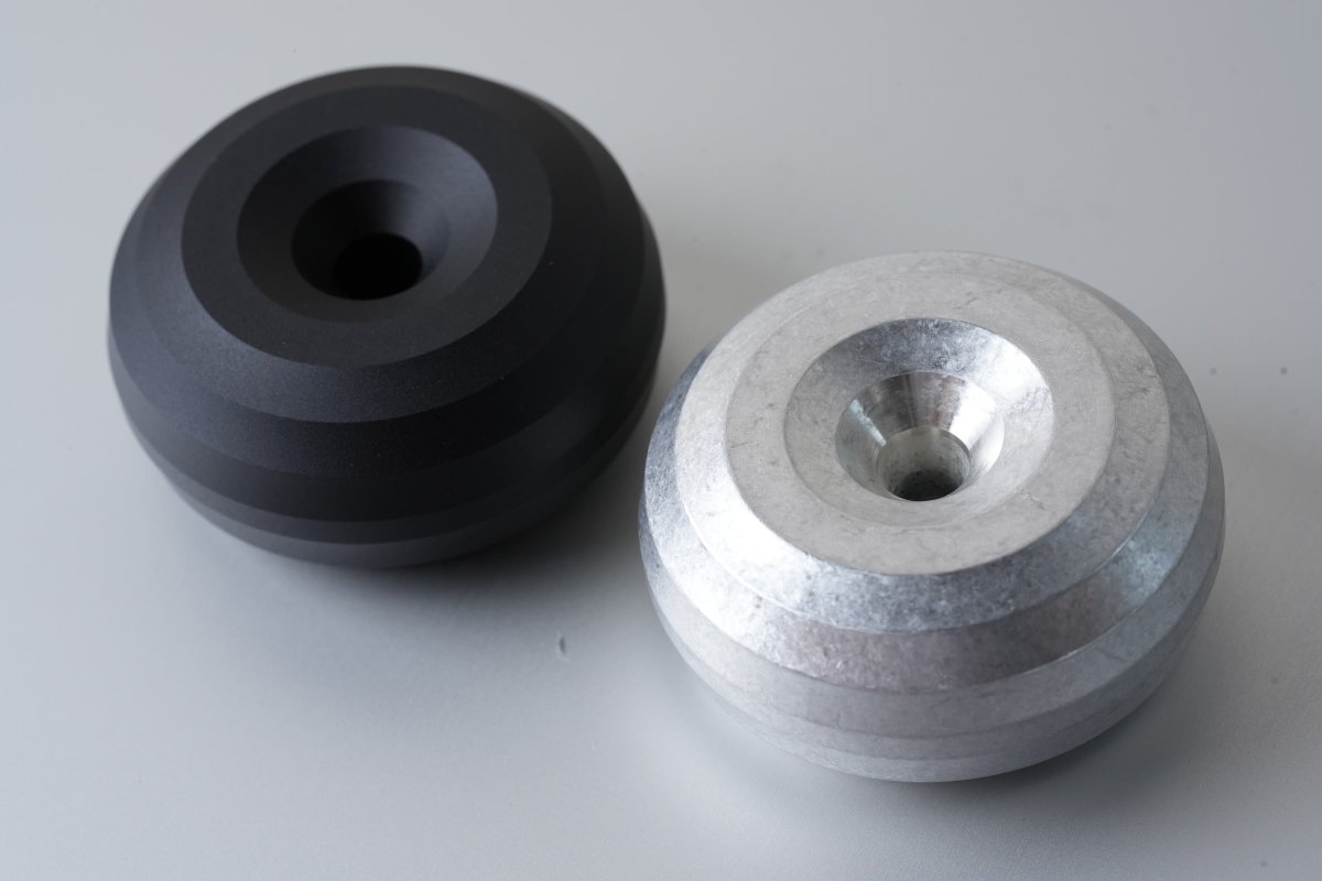 tyarinko's tweet photo. 本日のご紹介は、「HMM Paperweight」
アルミニウム製のペーパーウエイトは、 なめらかな質感で指先に心地よく、つい手に取りたくなる魅力があります。
単体でペーパーウエイトとして使うのはもちろん、中央のくぼみを利用してペンスタンドのようにレイアウトを楽しむこともできます。 https://t.co/tmwcjO3kt6