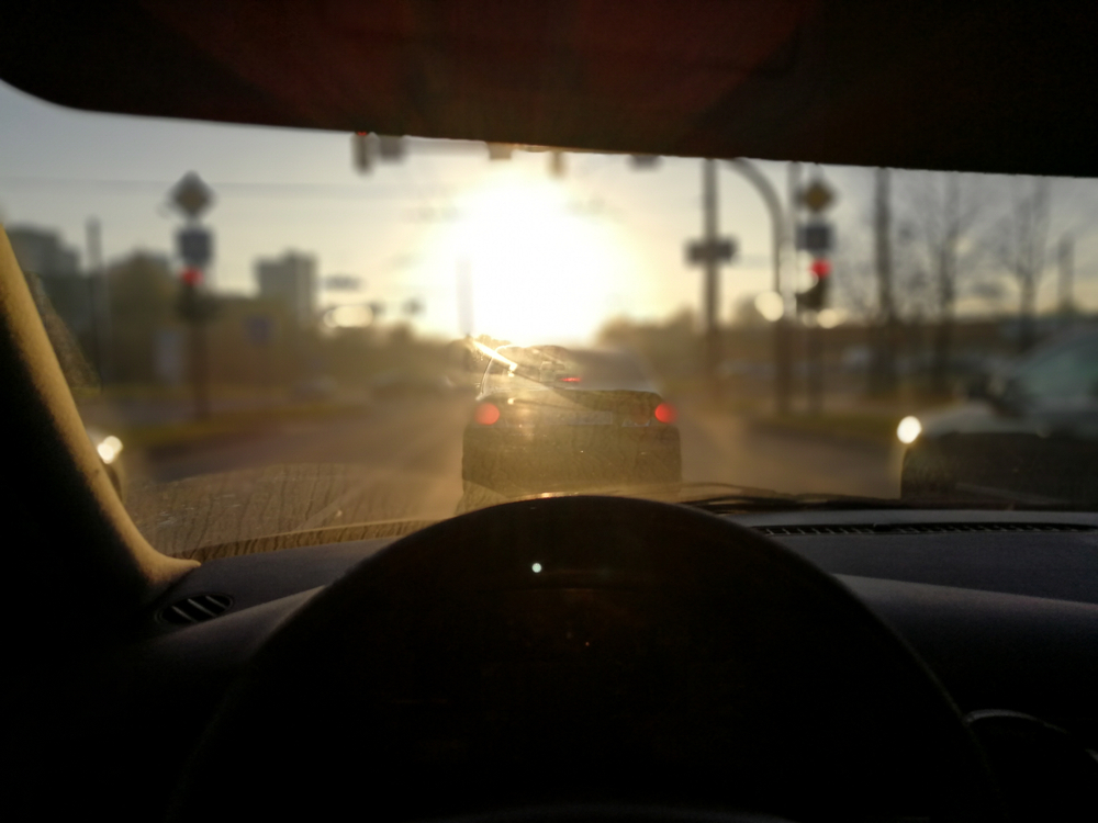cityofpaloalto's tweet photo. Sun levels right at the horizon, especially during commute times, can create dangerous road conditions. Hot Tips: Cyclists – Know who can’t see you. Drivers – Reduce your speed. Learn more: https://t.co/otV6rf9G79 https://t.co/EUIS50uKpX
