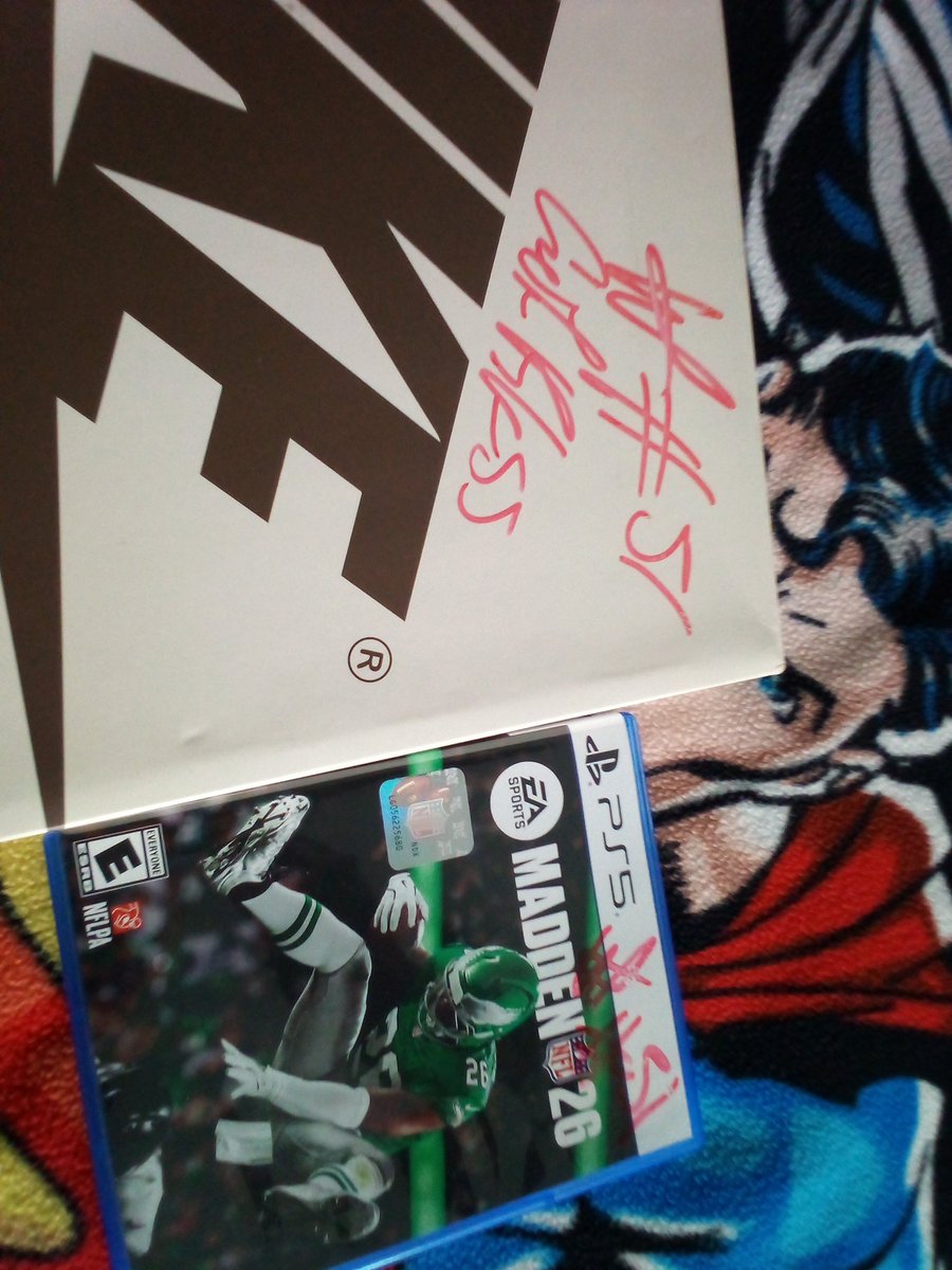 Tooreal______'s tweet photo. I meet Will Anderson Jr and got autographs 😎💪🔥💯 https://t.co/uWnBC89kY1