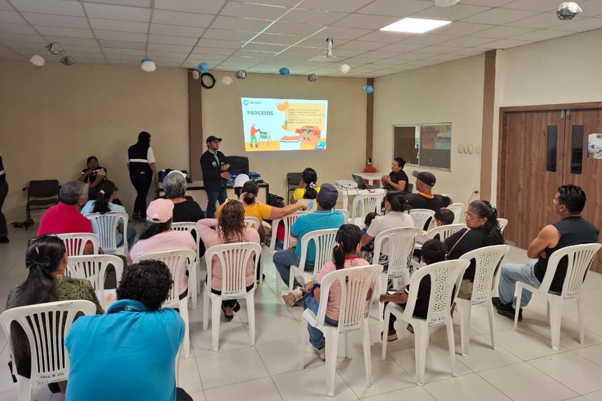 #SeguraEP a través de la Gerencia de Reconstrucción del Tejido Social realizó la segunda jornada de Sostenibilidad para Todos en la comunidad Nueva Esperanza, Vía a la Costa, junto a <a href="/worldvisionec/">World Vision Ecuador</a>, <a href="/circular_ep/">Circular EP</a> y la Dirección de Ambiente, con la participación de 30 asistentes.