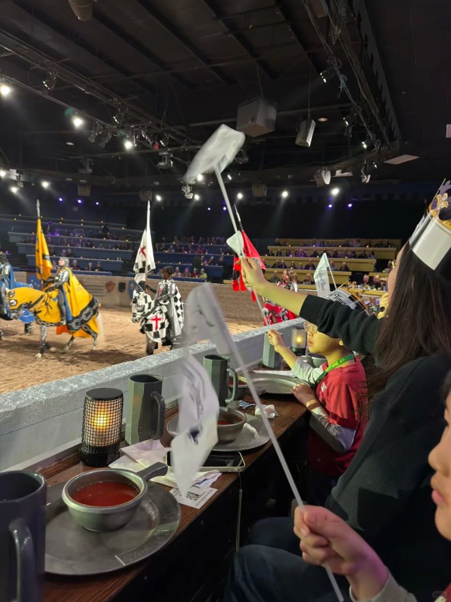 DanielSLT_11's tweet photo. From the arena to the feast table: cheering for the yellow knight like true royals Medieval Times magic with the fam. Who’s your favorite knight? 🥇👨‍👩‍👧 #MedievalTimesAdventure https://t.co/aVLsxxyAA8