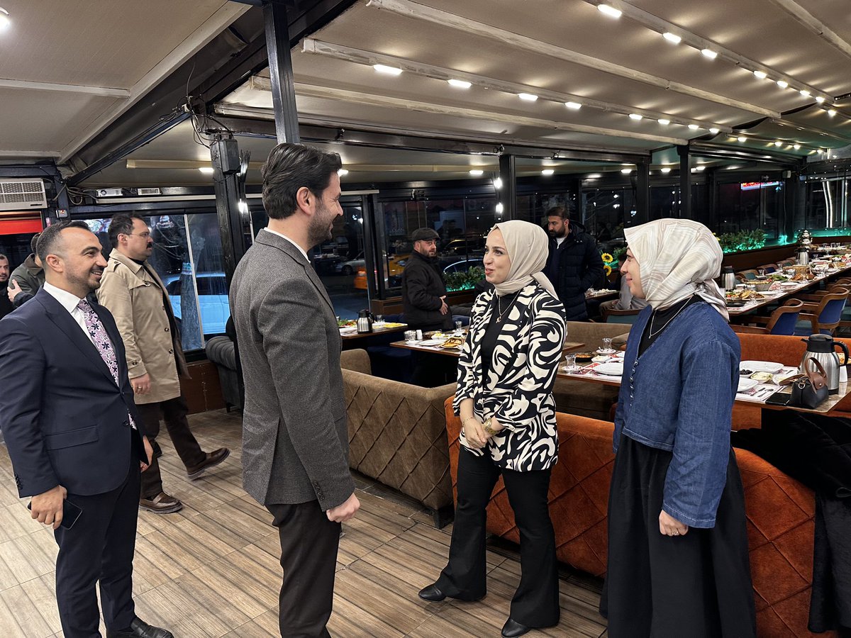 kurtcancelebi's tweet photo. 📍Mamak

Vefa sahurunda aynı sofrada buluştuk.
Aynı hatırayı taşıyan, aynı yola gönül vermiş insanlarla sahur sofrasının anlamı daha da güzelleşiyor. 🌙 https://t.co/rokQqpwWfY