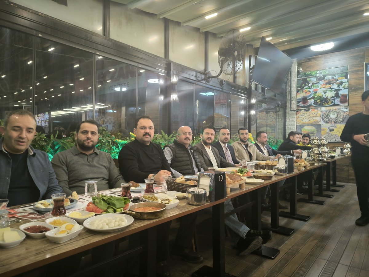 kurtcancelebi's tweet photo. 📍Mamak

Vefa sahurunda aynı sofrada buluştuk.
Aynı hatırayı taşıyan, aynı yola gönül vermiş insanlarla sahur sofrasının anlamı daha da güzelleşiyor. 🌙 https://t.co/rokQqpwWfY