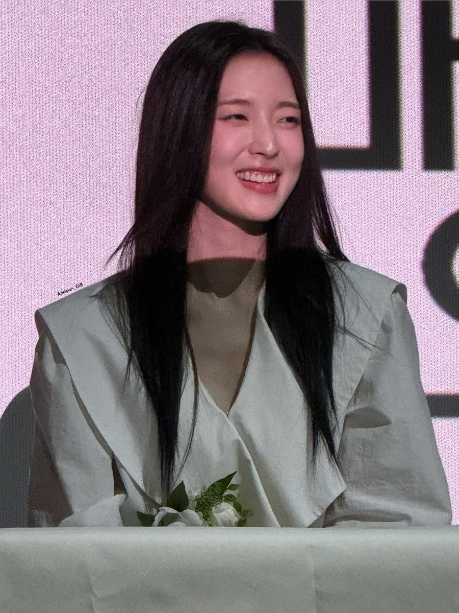 260307 매댄오 GV #아린 💚

조명 어쩔 거야....🥲
그치만 이런 조명에도 예쁜 최아린 공주님