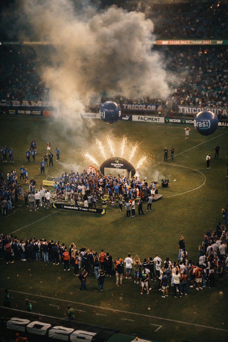 prcampos's tweet photo. Premiação do 52o título de campeão baiano. 

O Bahia vira o jogo e os mais de 48.000 torcedores puderam gritar:

Booooooraaaaaa Baaaaaahêêêêêêaaaaaa 

@ecbahia
@ecbahiaassoc 
🔵🔴⚪️ https://t.co/dGUBATDUTU