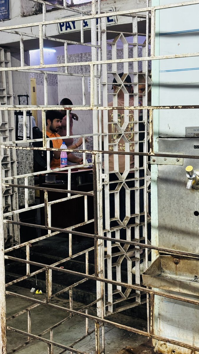 ly_raj45's tweet photo. @EasternRailway @RailMinIndia @AshwiniVaishnaw Serious overcharging scam at Howrah Station , Platform No. 1 "Pay &amp; Use" toilet. Attendant is illegally charging ₹5 for using the urinal, which should be free. Attendant refused to provide a receipt. Please take strict action. https://t.co/N5amdmEtZO