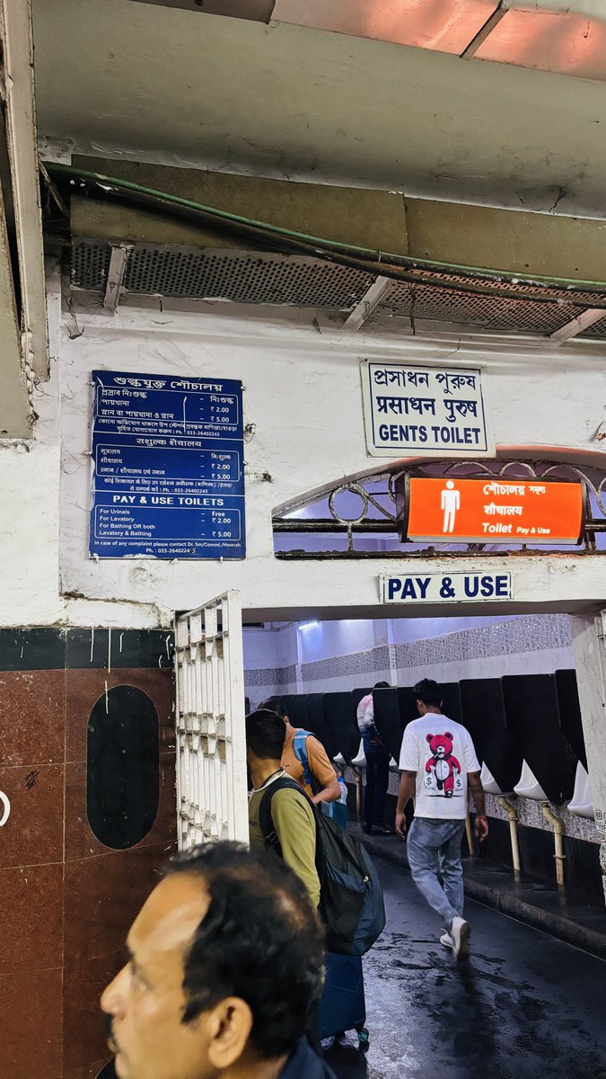 ly_raj45's tweet photo. @EasternRailway @RailMinIndia @AshwiniVaishnaw Serious overcharging scam at Howrah Station , Platform No. 1 "Pay &amp; Use" toilet. Attendant is illegally charging ₹5 for using the urinal, which should be free. Attendant refused to provide a receipt. Please take strict action. https://t.co/N5amdmEtZO