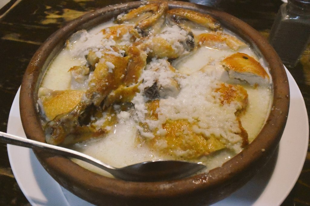 yamambaaa's tweet photo. 母親に「ジョージア美食研究家と名乗りなよ」と気軽に言ったら、そこからとうとう本を出すに至った。
6年前、一緒に行ったジョージア旅行で食べた料理に相当ハマったようで、長年勤めた仕事を辞めたばかりの母は、なんとかジョージア関連のお仕事をできないかと思案していた。

そこで、「とりあえず名乗って、またジョージアに何度でも行けばいいじゃん」ということになった。
本当に母はコロナ禍の隔離全盛期に、一人で何ヶ月も何回もジョージアに通い、知り合いゼロのなかから、ジョージア各地に師匠ともなる家庭料理を教えてくれる“お母さん”を独自に見つけ出した。

SNSのフォロワーも気づいたら伸びていき、少人数の料理教室などのイベントをコツコツ重ねるごとに、メディアからの取材を受けるようになった。ジョージア大使館の公邸で、料理を振る舞う日本人という謎のポジションまで登り詰めた。

ジョージア料理のことは多分日本語ではこの本が一番詳しいのでは？　と思うけど、それだけではなく、アラ還の女性の、セカンドライフストーリーとして読んでもかなり面白いと思う。
そしてなんとなかの写真が全てカラー！　表紙もおしゃれ！
