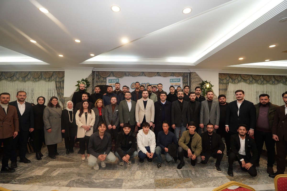 ferdisenel25's tweet photo. 📍Mardin – Gençlik Sofrası

Gençlik Kolları Teşkilat Başkanımız Sayın Osman Nuri Nazlıer ile birlikte, Mardin İl Gençlik Kolları Teşkilatımızın düzenlediği Gençlik Sofrası Sahur Programında genç kardeşlerimizle bir araya geldik.

Ramazan’ın bereketini ve kardeşliğini aynı sofrada paylaşmanın mutluluğunu yaşadık. Emeği geçen tüm teşkilat mensuplarımıza teşekkür ediyorum.