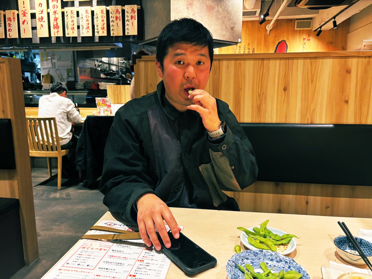 yuzuka_tecpizza's tweet photo. 街録の三谷さん（@3tani34ro）と取材がてら飲ませてもろたのだけど、「子どもに寂しい思いをさせてまで休まず仕事するの、かっこ悪くないですか？」という彼の美学にシビれた。今の彼は睡眠と休日を守り、毎週子どもと公園へ行く。「今の時代、子どもより大切なものなんてない」と言い切る男。しぶい。 https://t.co/ToCrGrSmif