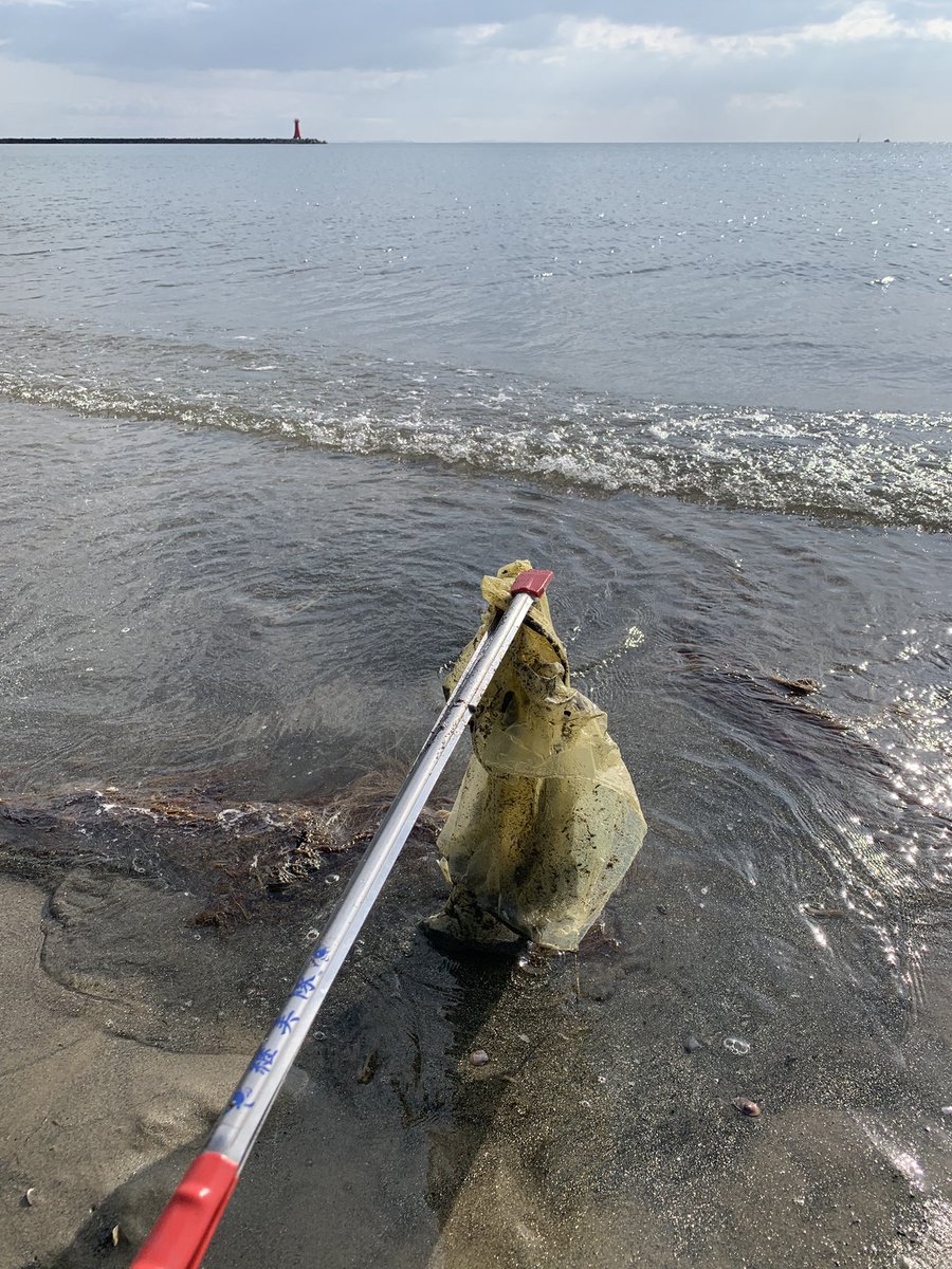 community_serv's tweet photo. 2026.03.07.
定期海岸清掃に参加です
この日は風が強く寒かったー

波打ち際に大きなクラゲ？と思ったらビニール袋じゃん!!はい回収🚯

参加者の皆さま今回もお疲れさまでした😆🌊✨️
 #ホットな阿漕浦ネットワーク
 #伊勢湾
 #継美隊
 #きれいで豊かな海を https://t.co/k2lHW0mfkH