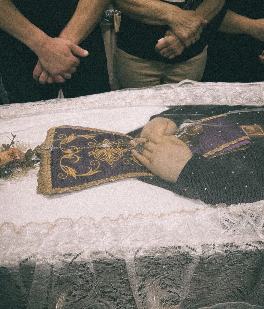 Como uma antiga tradição, a Igreja coloca nas mãos de um seminarista que faleceu uma estola, simbolizando seu desejo profundo ao sacerdócio e se apresentando a Deus como candidato. Que Deus acolha o Igor na comunhão dos santos.
