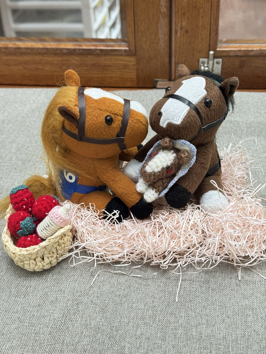 vincemacmahojr's tweet photo. 福島競馬場名物ターフィーショップ前展示、メロディーレーンの赤ちゃんをオルフェーヴルじいじが見守っています。 https://t.co/kjB6TTvOXz