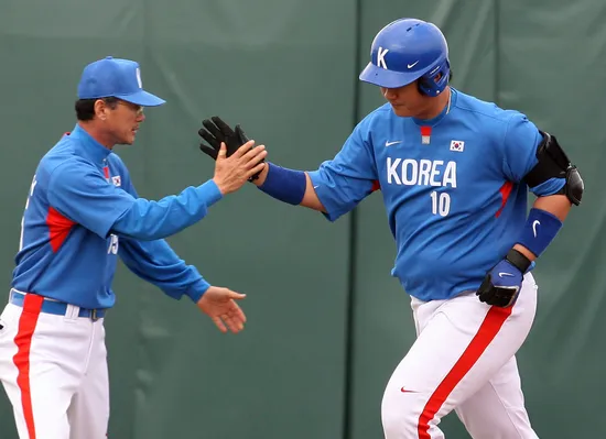 あと、どうでもいいかもですが、今大会のWBCの韓国代表ユニフォーム