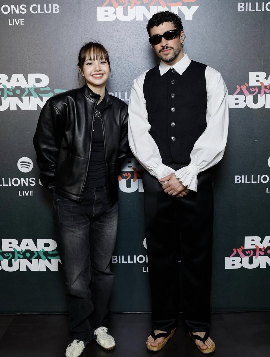 LISA WITH BAD BUNNY OMGGGG