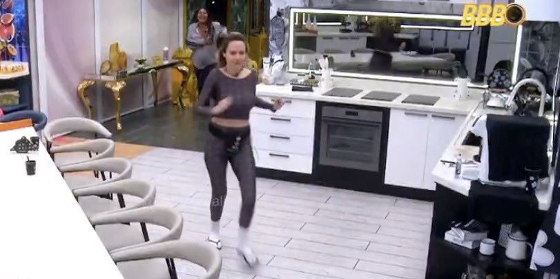 guuysimoes's tweet photo. parabéns ana paula renault, por mais uma semana carregar o bbb nas costas https://t.co/CAUHQUClXE