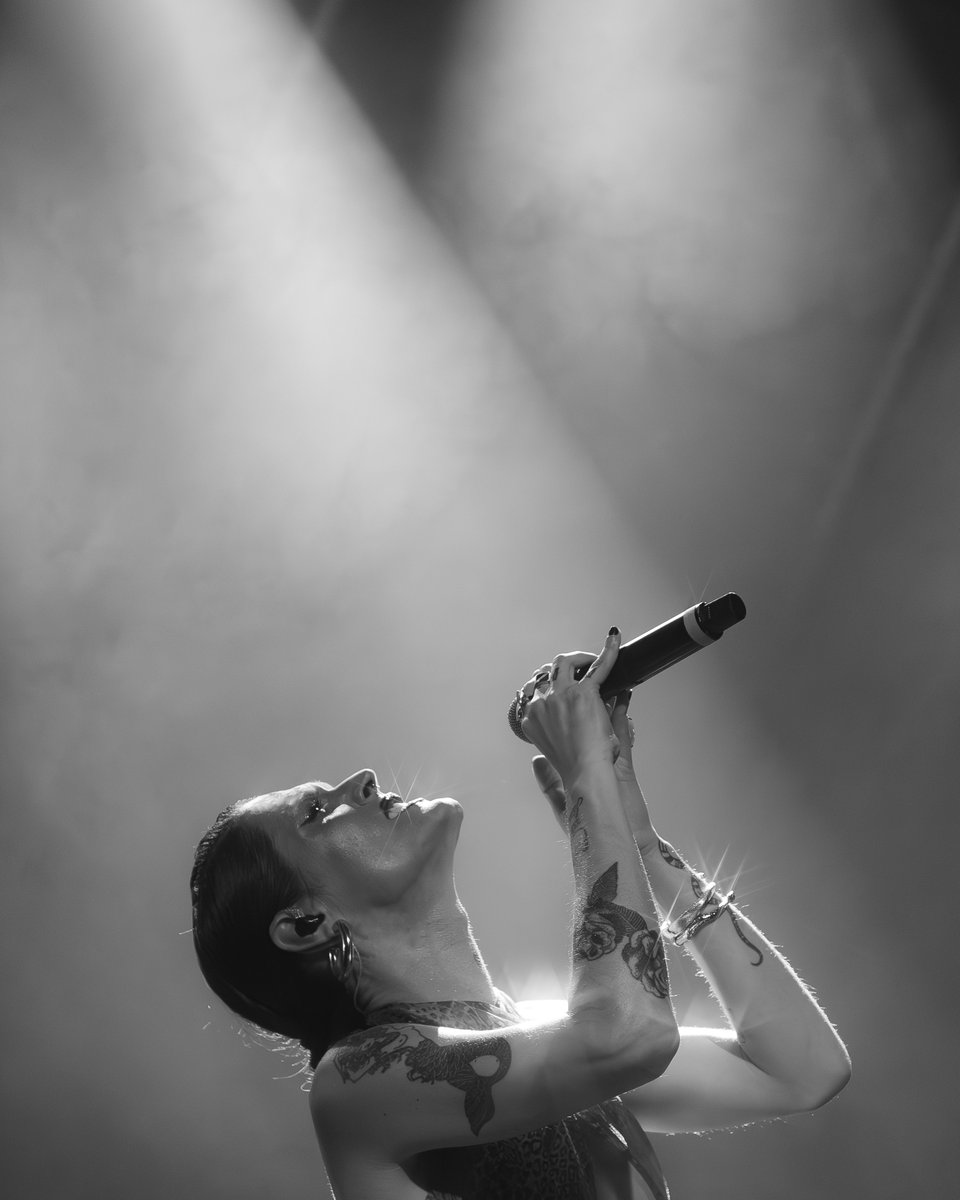 Essas imagens lindíssimas da era Belezas são de <a href="/tonsdostons/">tons</a>. Tons tem 22 anos, é uma pessoa LGBTQ+ que vive sozinha em São Paulo e precisa da nossa ajuda agora. Neste fim de semana, um incêndio destruiu sua casa e todos os seus equipamentos de trabalho. Uma vaquinha tá