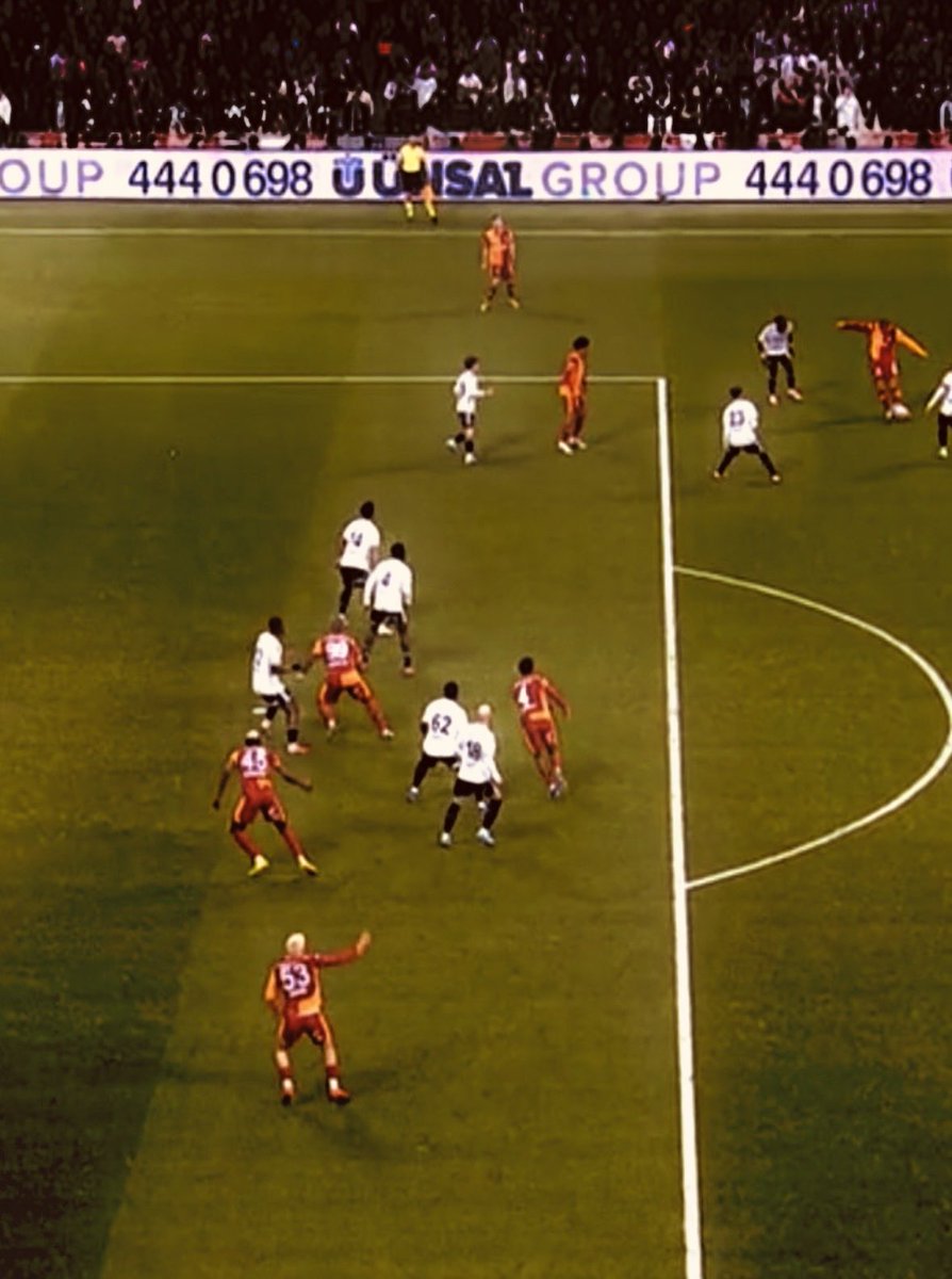 Sadece çimin çizgisi bile yetiyor ofsayt olmadığını görmek için. Osimhen’in tüm vücudu açık yeşil, Agbadou ise koyu yeşil tarafında.. 

Neyse ya Galatasaray = Israel aynen 👍