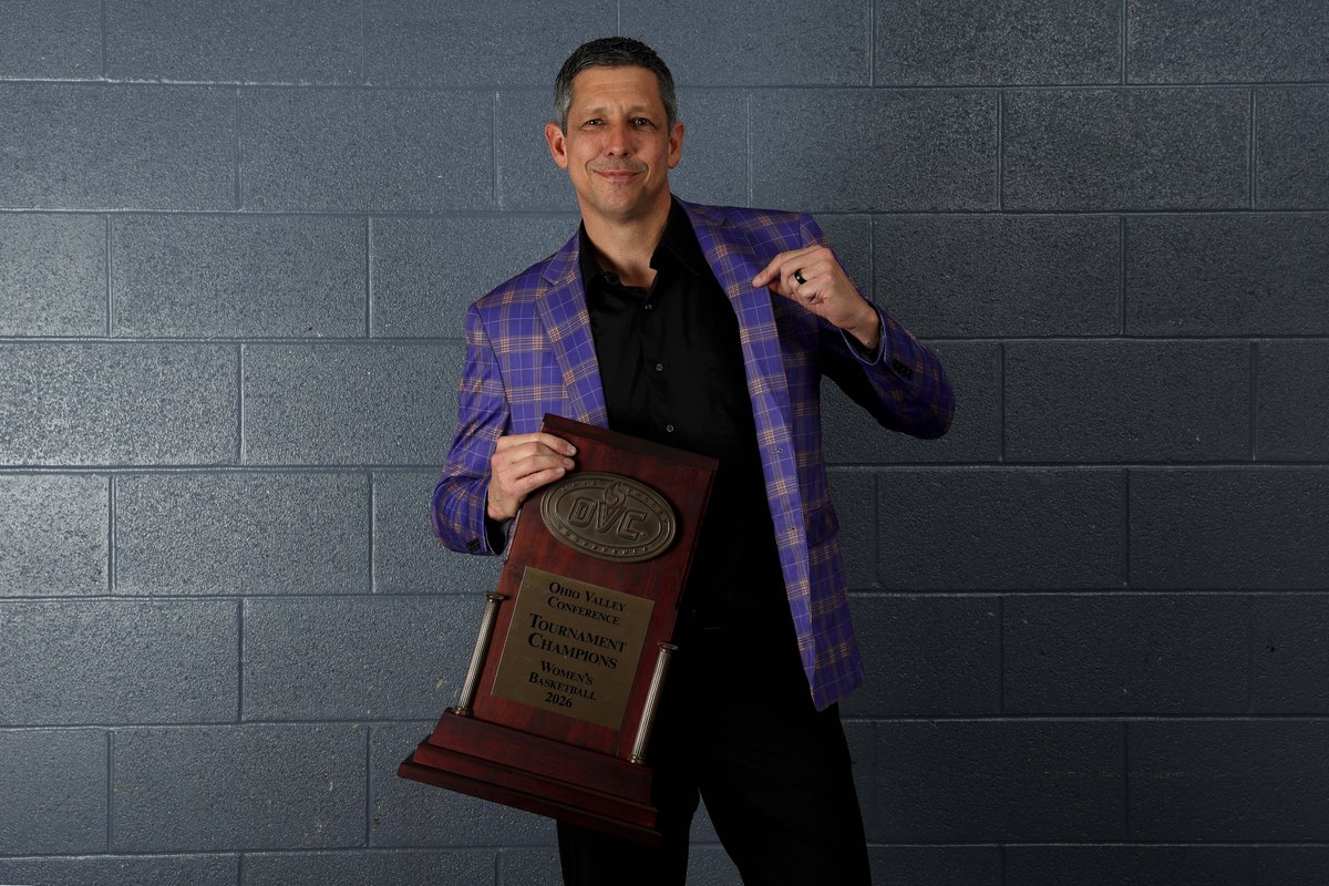 OVCSports's tweet photo. Postgame 📸 shoot with the 𝗖-𝗛-𝗔-𝗠-𝗣-𝗦 ❗️🏀

📷 @spydieshooter 

#OVCit | #OVCTourney https://t.co/YUxL9slDIU