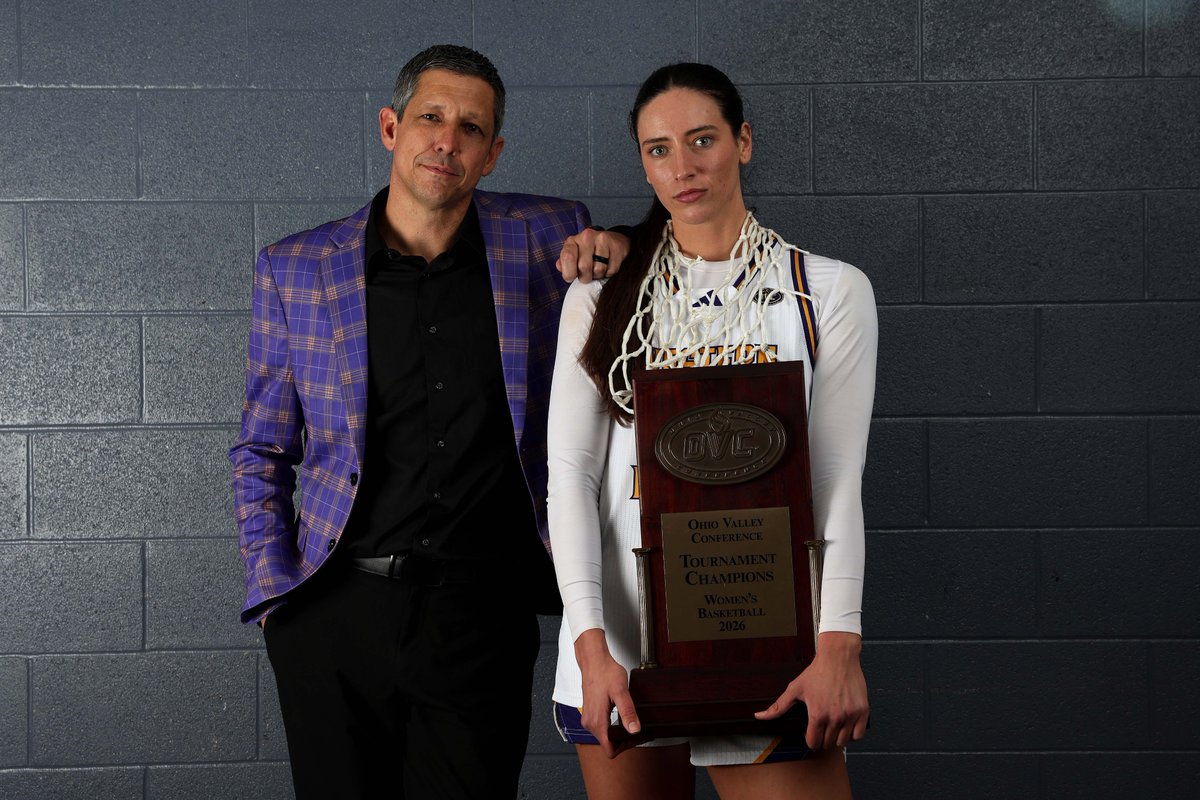 OVCSports's tweet photo. Postgame 📸 shoot with the 𝗖-𝗛-𝗔-𝗠-𝗣-𝗦 ❗️🏀

📷 @spydieshooter 

#OVCit | #OVCTourney https://t.co/YUxL9slDIU