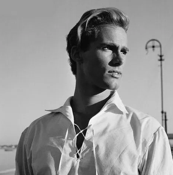 ClassicMovieDig's tweet image. Sean Flynn, only son of Errol Flynn, was a photojournalist during the Vietnam War. In 1970, he and fellow journalist Dana Stone disappeared after being captured by communist guerrillas. 
They were never seen again.