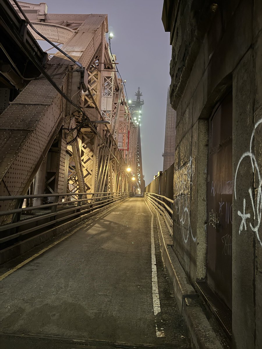 philmatu's tweet photo. Queensboro Bridge in the fog https://t.co/LXGlxXXyXp