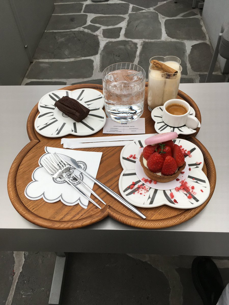 Nicoguinea's tweet photo. 자라에서 쇼핑 후 자카페에서 휴식•••☕️ https://t.co/enSPrNkOUh