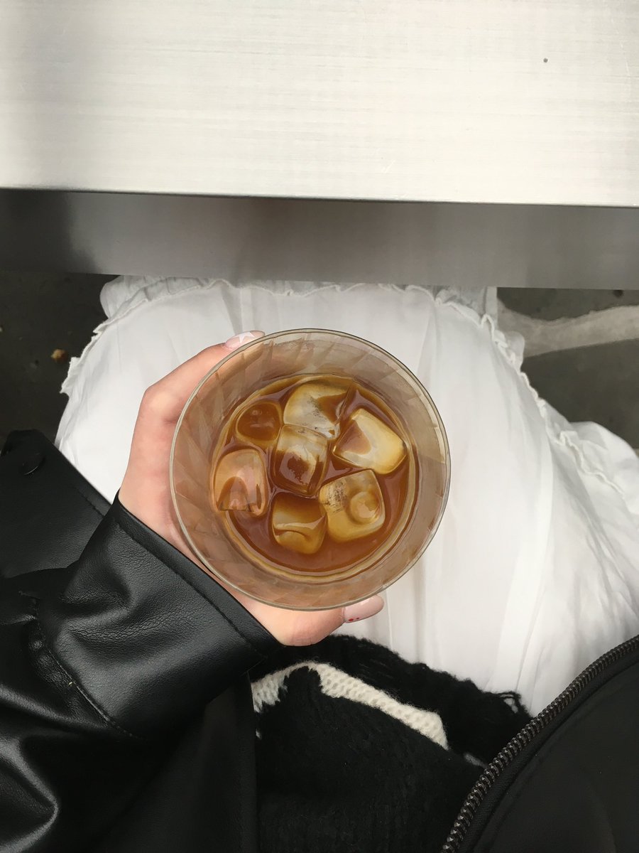 Nicoguinea's tweet photo. 자라에서 쇼핑 후 자카페에서 휴식•••☕️ https://t.co/enSPrNkOUh