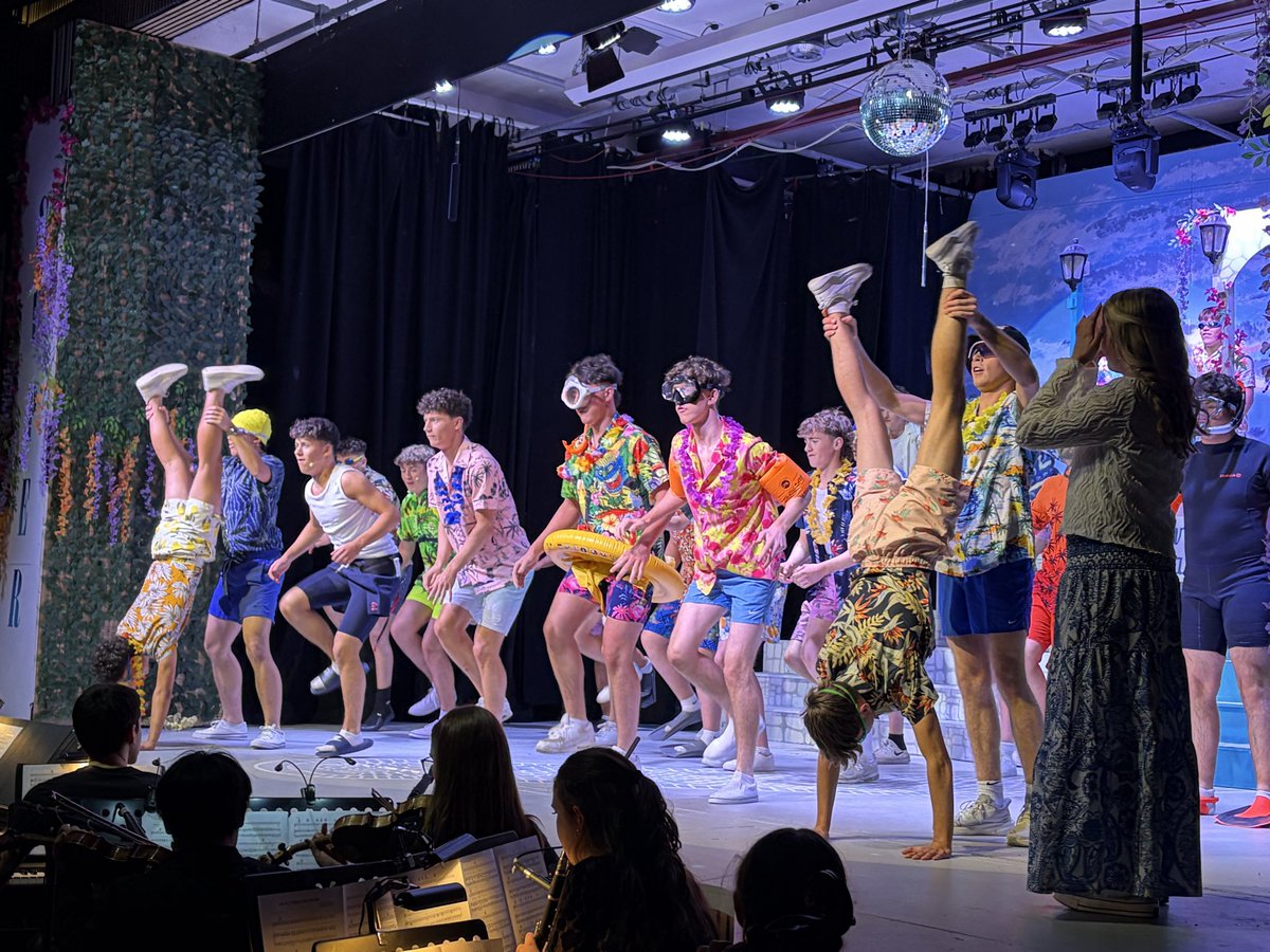 Claire1Sheehan's tweet photo. What a week @KinsaleTY. 6 sold out shows, amazing energy &amp; fun. A phenomenally talented group of actors, singers &amp; dancers along with backstage crew, makeup artists &amp; musicians. Thanks to the staff @KinsaleComSch for the effort &amp; time given to create a lifetime of memories #proud https://t.co/IAEjelVlju