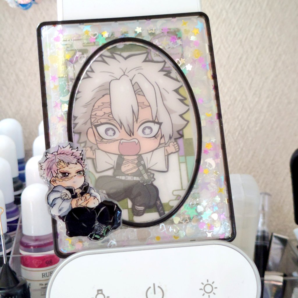 pla_asami's tweet photo. 今の好き詰め合わせたら、

カード、プラ板、レジン、トレカケースデコ。

グッズも作れるヤツももっと増やしたい(癖)

収集癖はモノだけじゃなかった＿|￣|○ https://t.co/P8zdC4xX7W