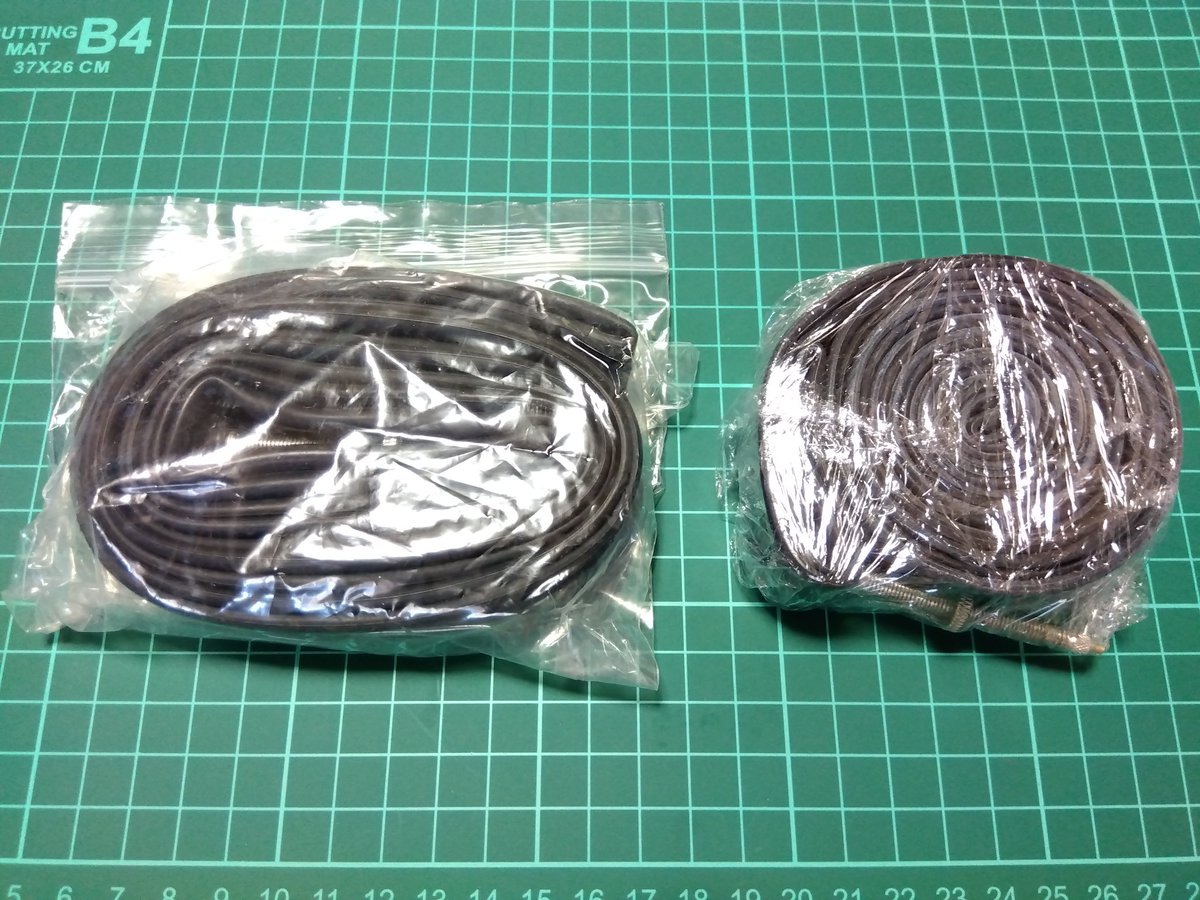 車載用の予備チューブ(25C)
通常サイズは左ですが、頑張ると右ぐらいまで圧縮できますw

さて、頑張るか。

#自転車 
＃素人メンテ