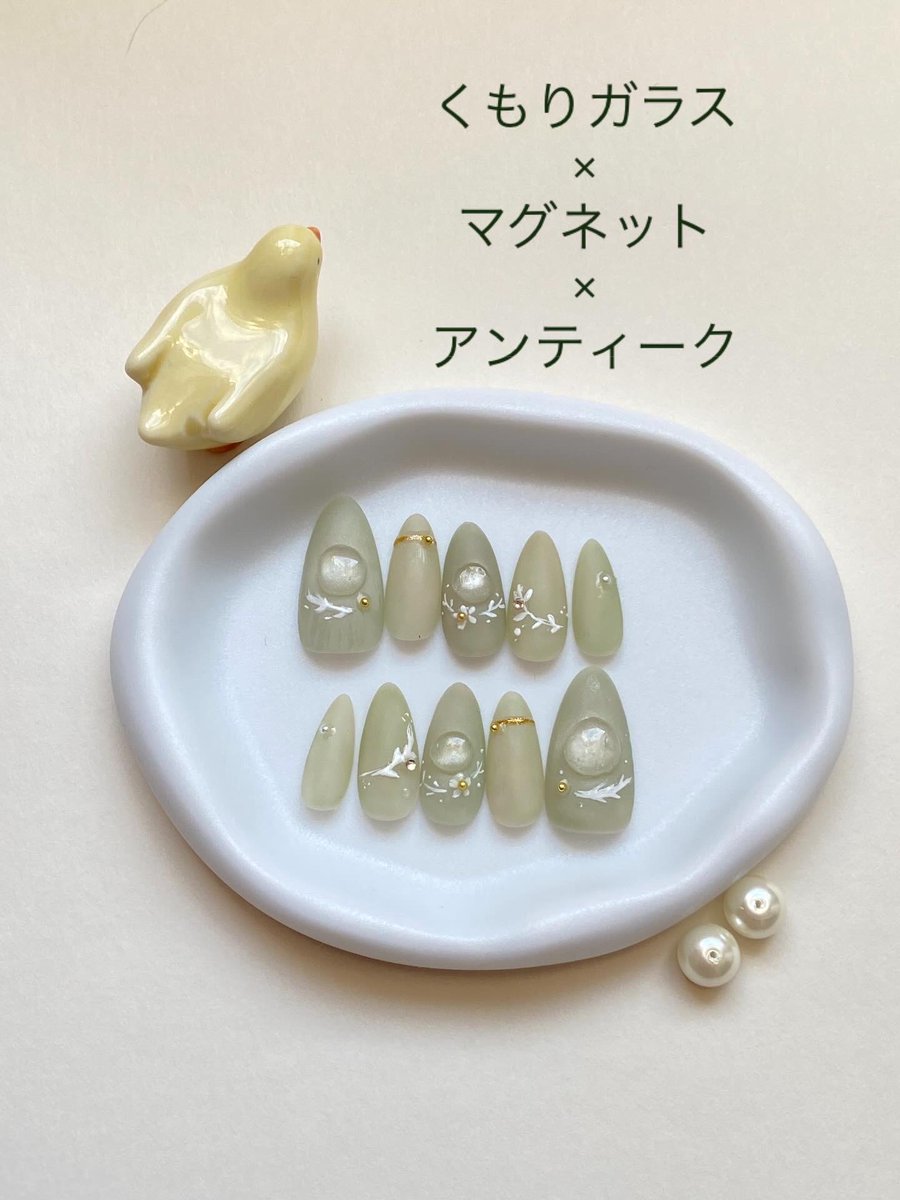 yn_malmaro's tweet photo. 新作できました、シリーズです。Sectet garden-sage-と、-rose gray-です。どちらも自爪は透けないようにつくっています。丸いところはマグネットを仕込んであるので、指を動かすと光も動きます。 #ネイルチップハンドメイド #くもりガラス #マグネット #アンティーク #ボタニカル https://t.co/lqCoUHXP0S