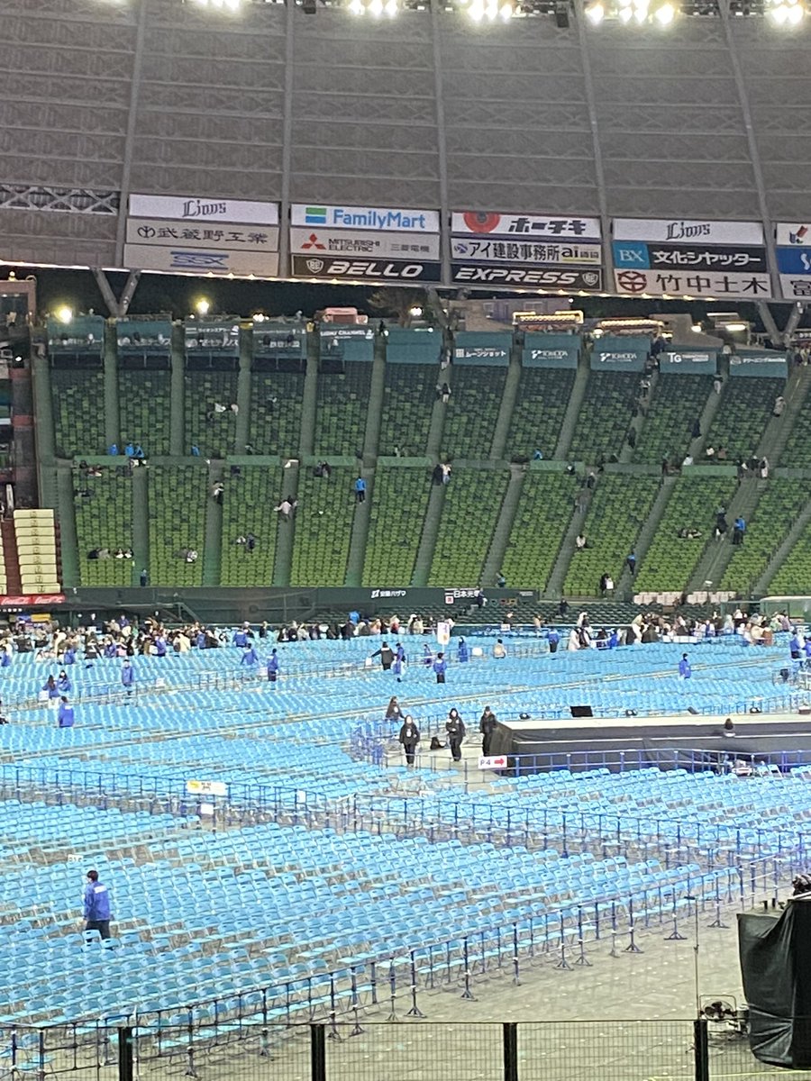 elfayazo's tweet photo. イトゥクの「なんでところどころ穴があいてるんだ。名前はドームでもここはドームじゃありません。ここはただの野外です。」めちゃウケた🤣穴て（笑）
みんなの不満を笑いにして消化させてくれてるのかな。寒かったけど、ファンを気遣ってくれるメンバー、楽しませてくれてありがとう。えるぷで幸せ✨ https://t.co/QPbrQpbjLB