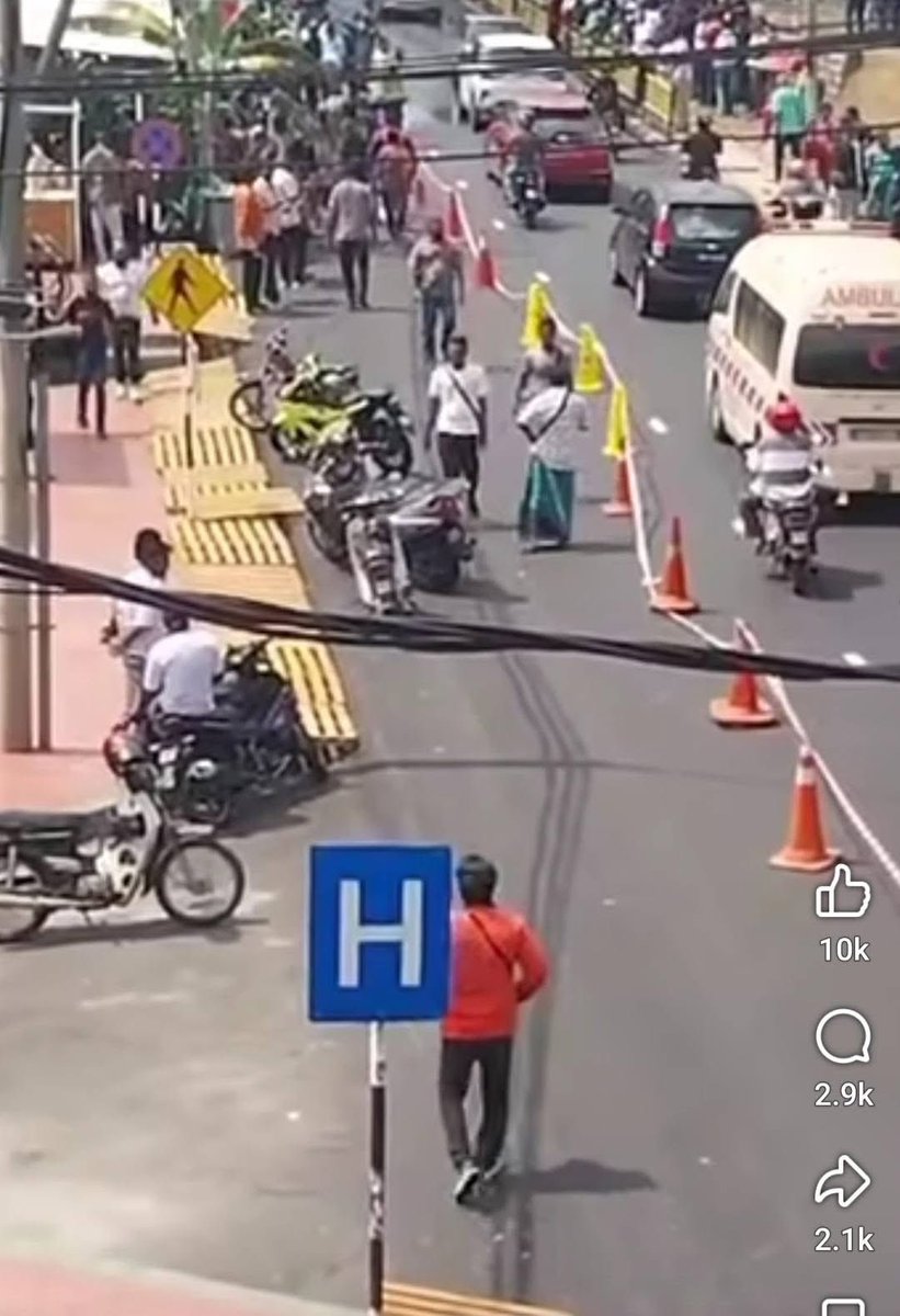 mhmmdhsm's tweet photo. Kita HON depan hospital pun tak boleh yang ini siap boleh block jalan depan hospital? Pemimpin pun buta diamkan saja puluh tahun

Kalau dah membabitkan keselematan rakyat patut ambil tindakan cpt. Laluan hospital tak boleh disekat! Ini bt perarakan lg https://t.co/Xpb8q8r3zz