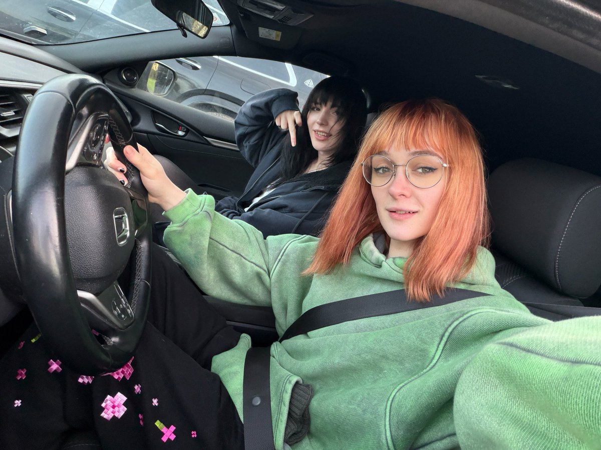 Pierbi5000's tweet photo. @tsbaby Who wants me and my bestie at once???🌚 https://t.co/iEhWzjPEP7