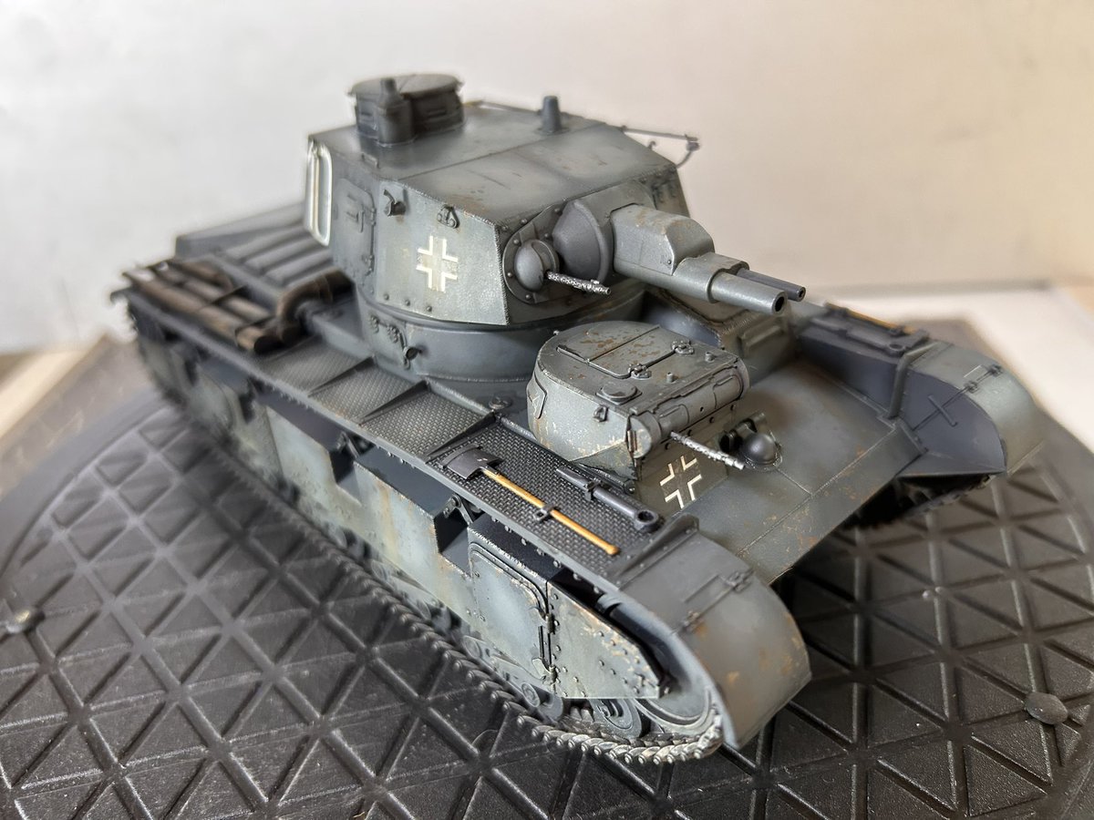 dc_rre's tweet photo. サイバーホビー1/35ドイツ
ノイバウ完成しました😃
今回は割とガッツリ汚した
つもりでしたが写真に撮ると
そうでもないですねぇ😅
実はこの戦車、数年前に一度
作ったのですがその時は今一で
今回はリベンジと言う事で
前回より少しはマシに仕上がったかと自分で思ってます🫡 https://t.co/FnYN8vuxRE