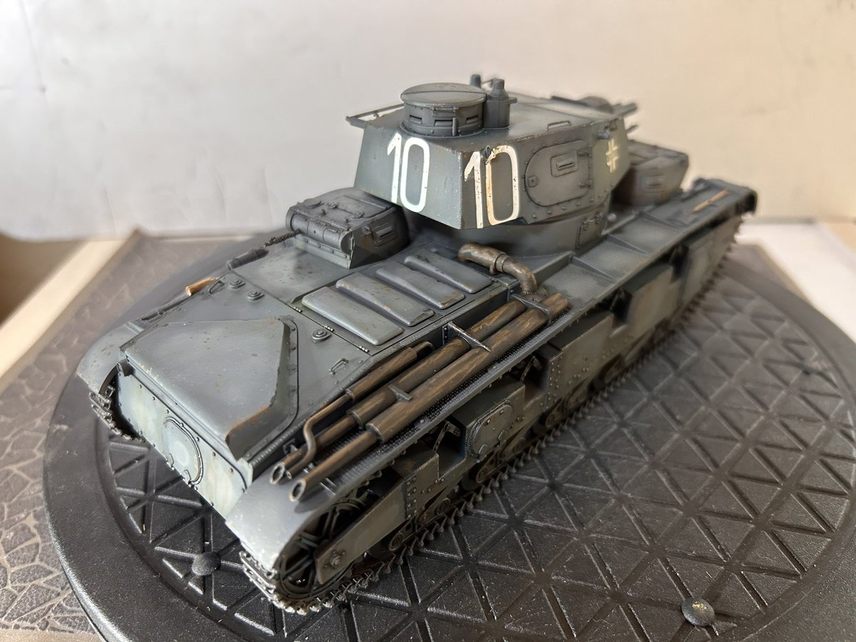 dc_rre's tweet photo. サイバーホビー1/35ドイツ
ノイバウ完成しました😃
今回は割とガッツリ汚した
つもりでしたが写真に撮ると
そうでもないですねぇ😅
実はこの戦車、数年前に一度
作ったのですがその時は今一で
今回はリベンジと言う事で
前回より少しはマシに仕上がったかと自分で思ってます🫡 https://t.co/FnYN8vuxRE