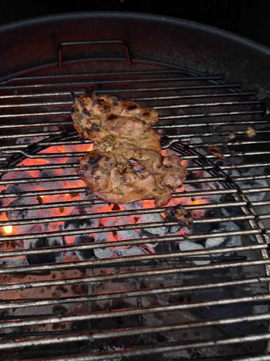 SaltyHamAnt's tweet photo. The Chili Chicken Thighs from #Publix on the @WeberGrills #Kettle were amazing! https://t.co/h78LDNMYOW